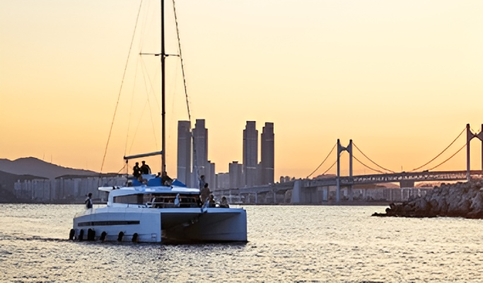 Busan Seven Bridges Tour: Media Art + Haedong Yonggungsa Temple + Yacht Tour