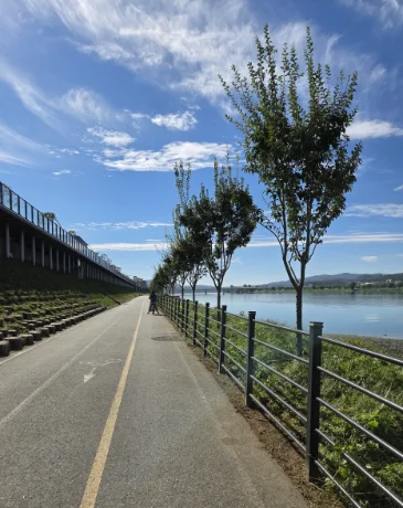 Bike route along the Nahmahangang River in Yangpyeong