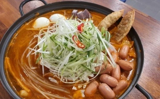 Tteokbokki served on a hot plate