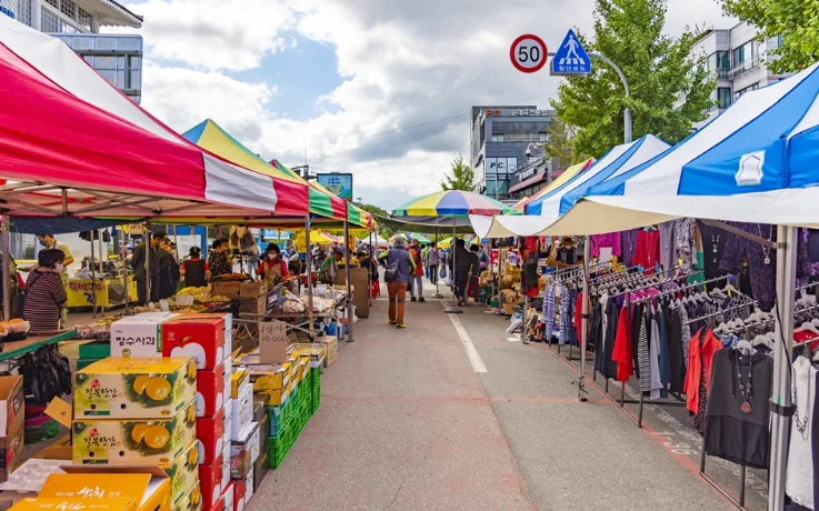 Stalls at Yongmun Millennium Market in Yangpyeong