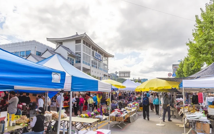 Stalls at Yongmun Millennium Market in Yangpyeong