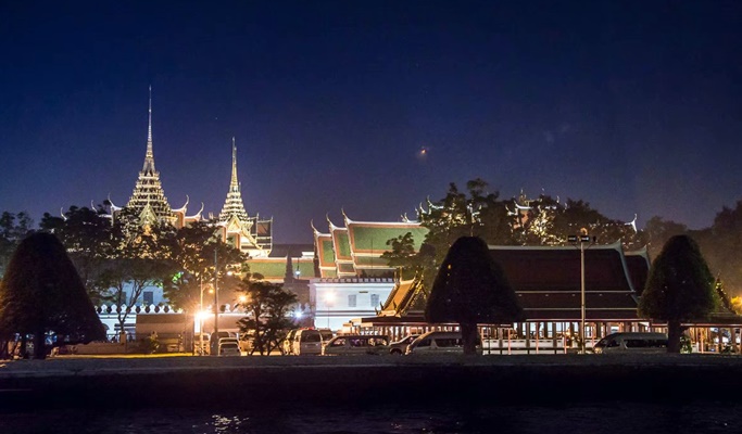 Yodsiam Boat: Light Snacks & Drinks on the Chao Phraya River (+Private Transfer option)