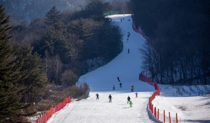 Ski/Snowboard Lift Pass + Equipment Rental Package: Yongpyong Ski Resort