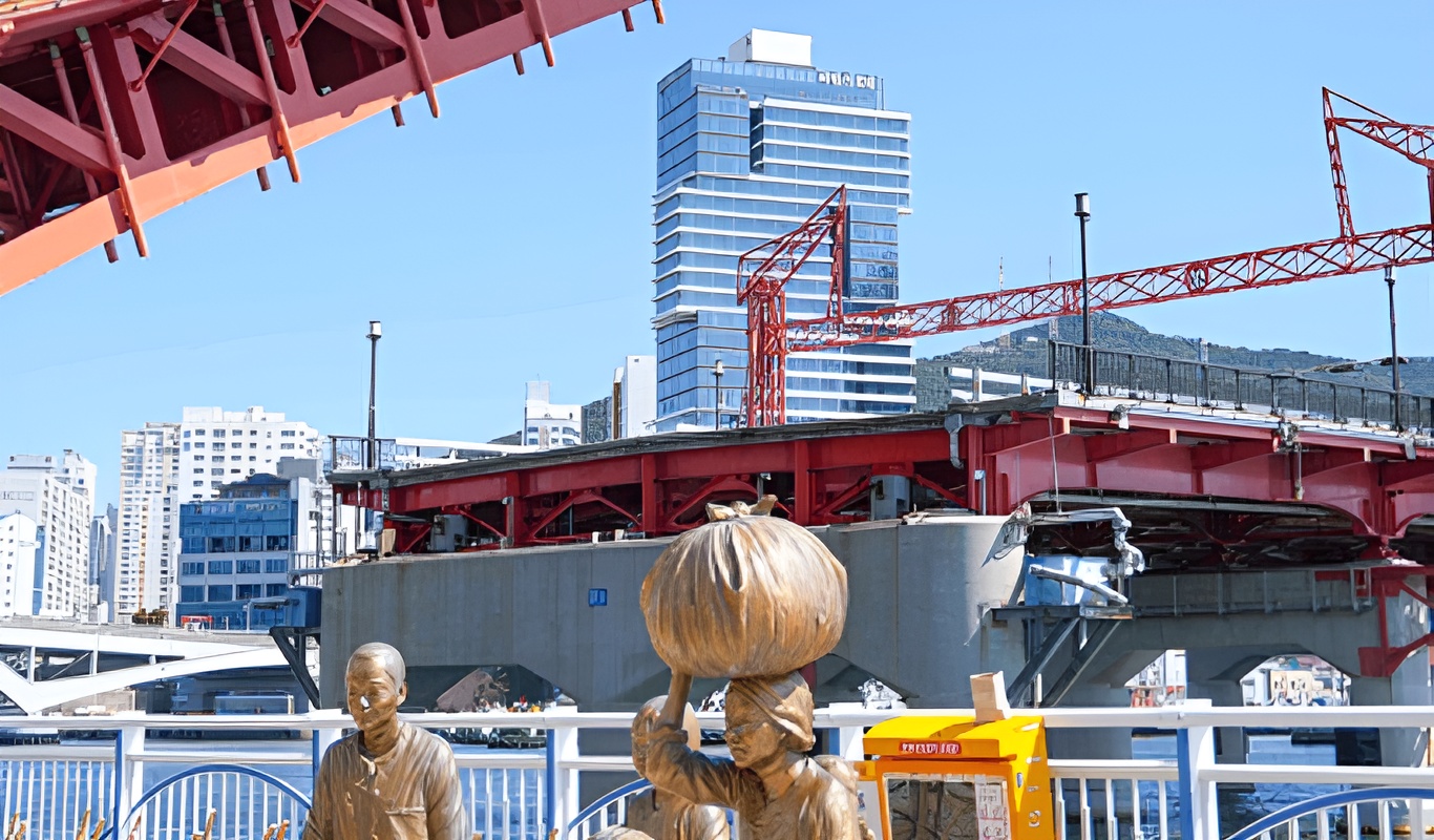 Busan Seven Bridges Tour: Media Art + Haedong Yonggungsa Temple + Yacht Tour
